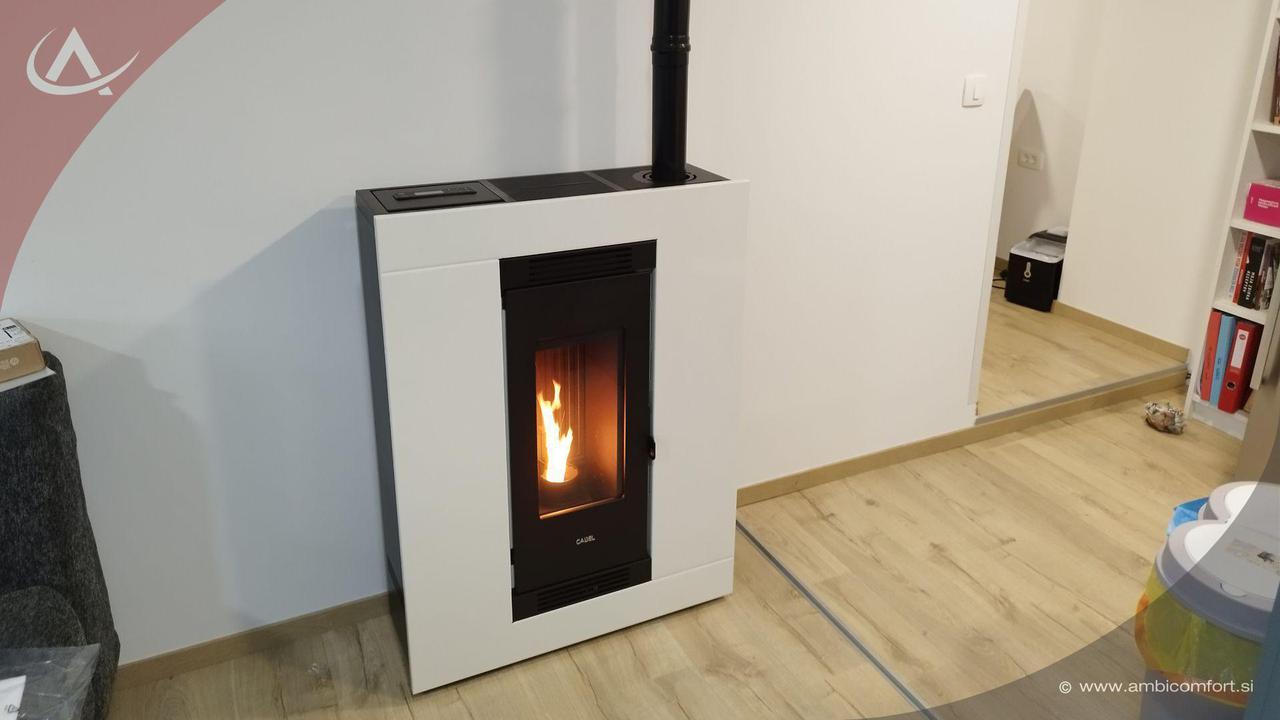 Kamin na pelete Cadel Luce 9 v beli barvi